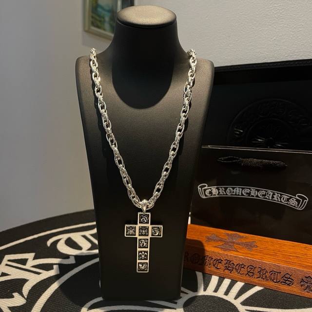 抖音 快手 Ins 小红书 直播热门 ，新款 专柜品质 Chrome Hearts克罗心环扣字母项链 ，多元素十字架吊坠，凹凸造型不同的花纹设计风格 呈现出与众