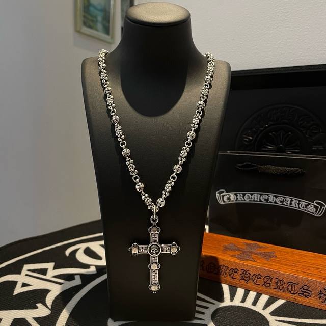 抖音 快手 Ins 小红书 直播热门 ，新款 专柜品质 Chrome Hearts克罗心十字花球项链 ，骷髅头十字架吊坠，凹凸造型不同的花纹设计风格 呈现出与众