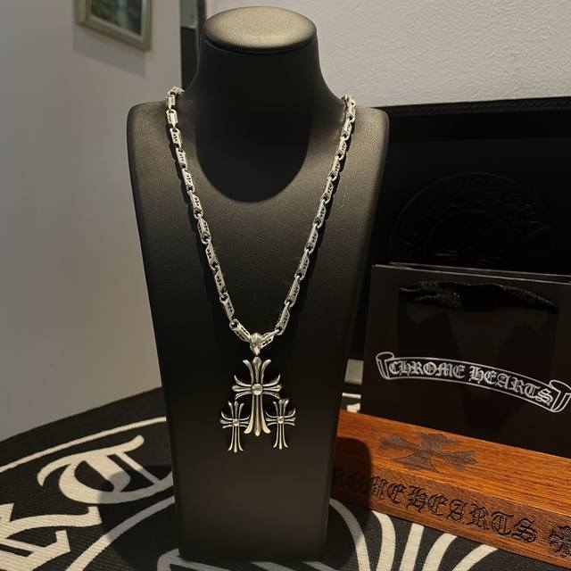 新款 专柜品质 Chrome Hearts克罗心十字架骷元素项链 三十十字架吊坠 凹凸造型不同的花纹设计风格 呈现出与众不同 十字架 童军花是克罗心的志 所以更