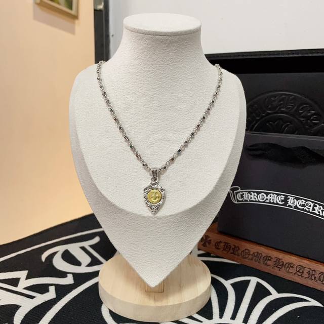 新款 专柜品质 Chrome Hearts克罗心镶钻项链 凹凸造型不同的花纹设计风格 呈现出与众不同 十字架 童军花是克罗心的志 所以更经久不衰 正品打版Chr