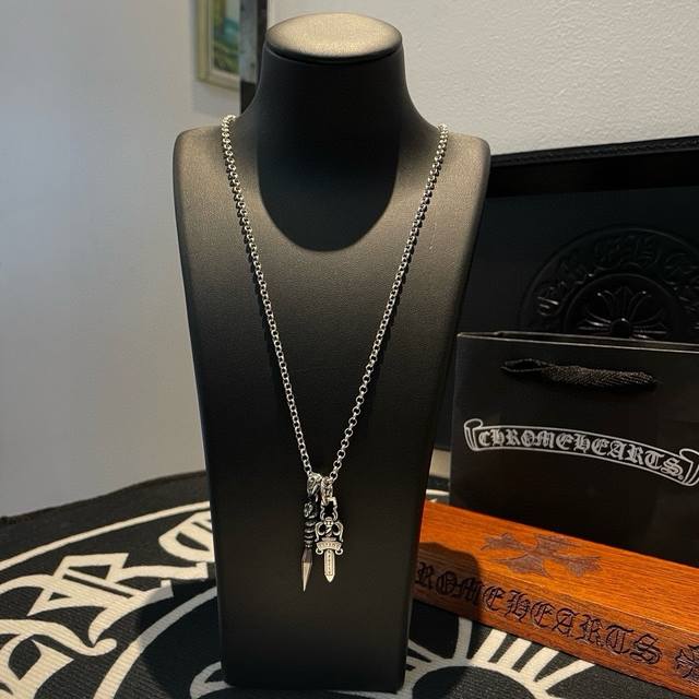 抖音 快手 Ins 小红书 直播热门 ，新款 专柜品质 Chrome Hearts克罗心经典项链 ，宝剑吊坠，凹凸造型不同的花纹设计风格 呈现出与众不同 十字架