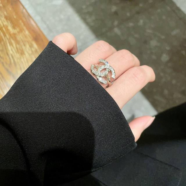 小香风Chanel字母双C镶钻造型戒指！一戴就忍不住想夸的一款，简约的设计，超精致又显手白，简直爱了！又可以跟其他款式叠搭一起，超级百搭～.