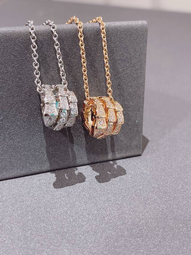 T 灵蛇蛇骨项链， 满钻款 Serpenti Viper系列融合创新与前沿设计，以超现代方式演绎宝格丽经典魅力之作。以几何图案和利落造型勾勒神秘灵蛇之姿，永恒的