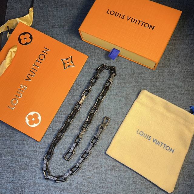 Lv 竹节项链 材质：钢 Monogram 链式项链的经典感来自精致不凡的标志性 Monogram 刻纹。本款银色金属配饰闪亮登场于 Monogram 珠宝系列