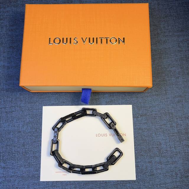 Lv 竹节手链 材质：钢 Monogram 链式手链的经典感来自精致不凡的标志性 Monogram 刻纹。本款银色金属配饰闪亮登场于 Monogram 珠宝系列