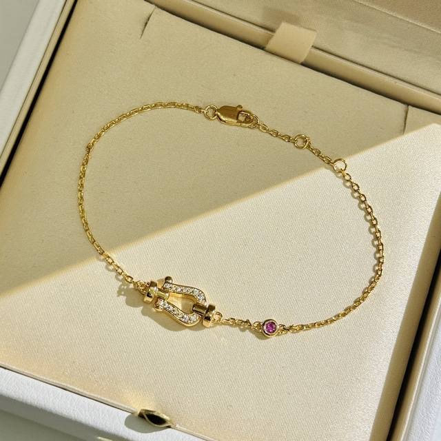 A2195 美到词穷 精致 女人 百搭 大牌 弗雷德 玫红宝石 满钻 马蹄扣手链 简单奢华，时下 最流行的马蹄扣 国风与流行元素完美融合 通体925纯银镶嵌工艺