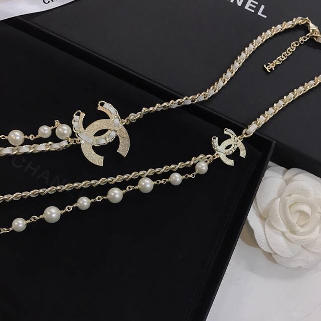 秋冬毛衣链Chanel 毛衣链 原单狠货 进出专柜无压力，代购级别 Ch Nel 香奈儿经典喷砂质感 原版金 珍珠毛衣链，美呀，正品9Xxx，这款绝对是长链入门