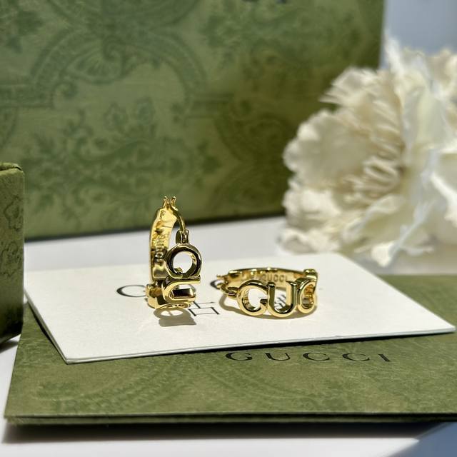 编号Ged0252 Gucci 字母标识环形耳环耳勾 休闲时髦单品 耳饰现货供应 附上上身图