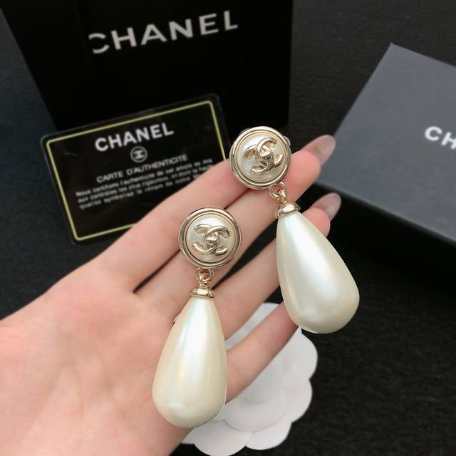 Chanel 专柜最新款同步上新 香奈儿耳钉火热爆款来袭 大牌香奶奶这个品牌在时尚女性当中绝对无所不知都知道它的经典与岁月逢出货必火的一个知名品牌同步专柜正品开