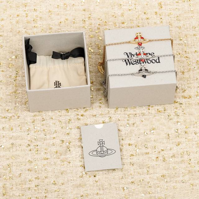 208965 我们出品 量大咨询客Fu Viviennewestwood爱心手链 宝宝，什么是快乐星球，来，这就是快乐星球！重磅推荐，墙裂建议一套入！闭眼入准没