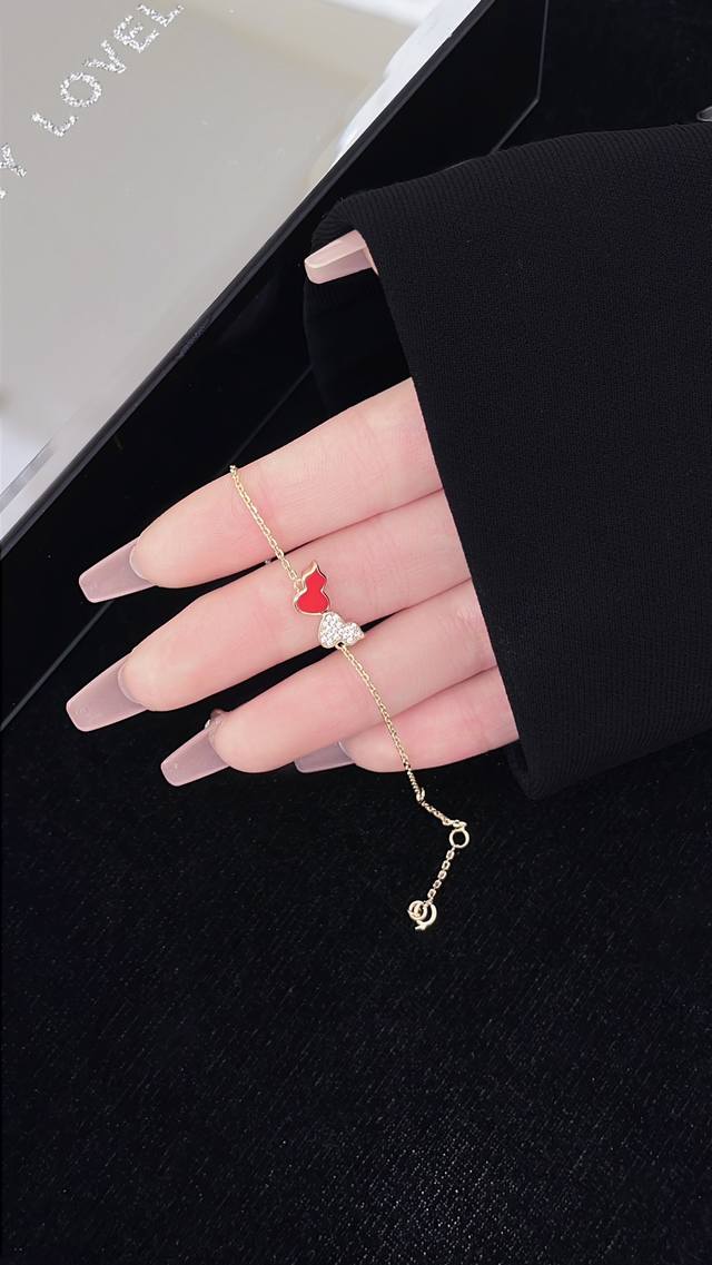 麒*麟中国红双葫芦手链，色泽和专柜拍出来必须一模一样的，非常正的红色。葫芦玫瑰金色红手链，手链尺寸15+1+1Cm，最美中国红，精致麒麟红葫芦，吉祥葫芦吸纳财