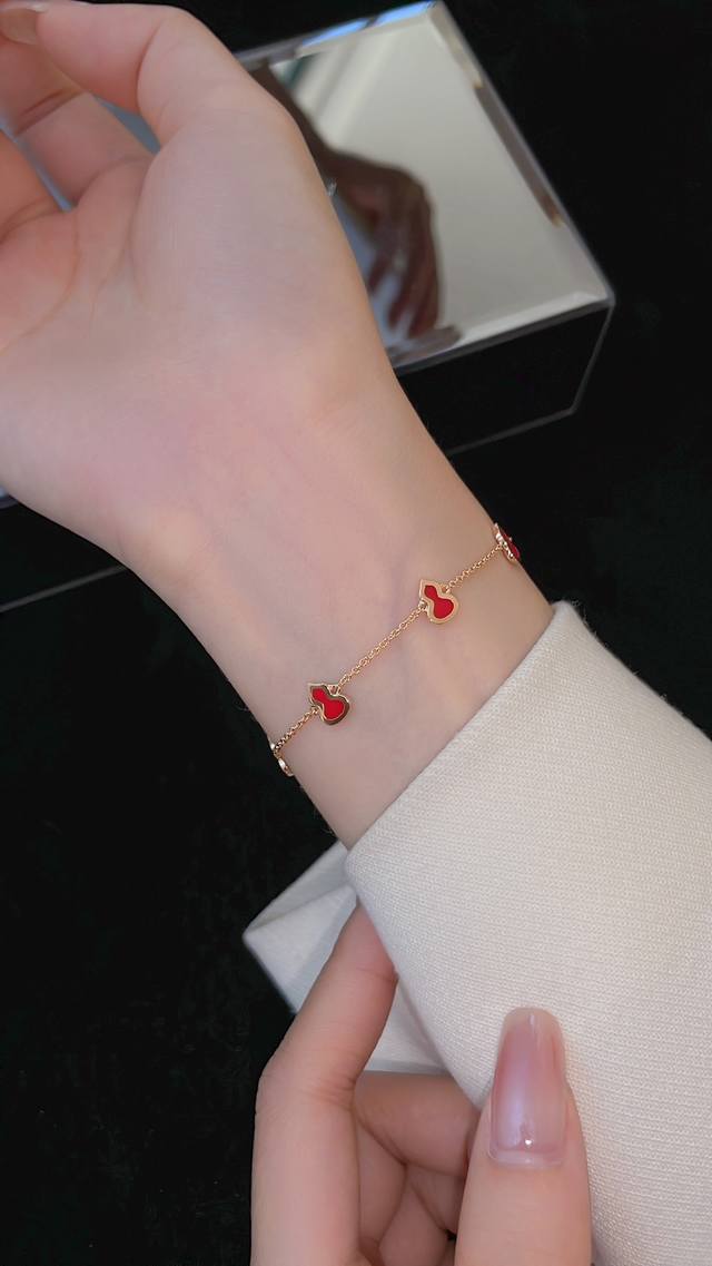 麒*麟小葫芦手链，色泽和专柜拍出来必须一模一样的，非常正的红色。葫芦手链，玫瑰金色，适合手腕14、16Cm，最美中国红，精致麒麟红葫芦，吉祥葫芦吸纳财气，最爱