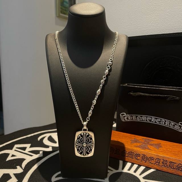 新款 专柜品质 Chrome Hearts克罗心 经典复古多元素侧身项链 方牌十字花吊坠 快手 Ins 小红书热门 凹凸造型不同的花纹设计风格 呈现出与众不同