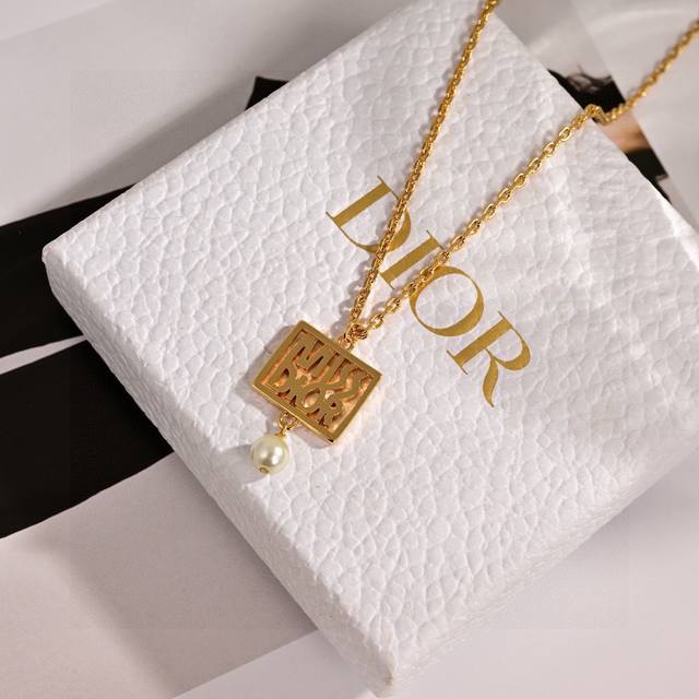 项链 迪奥 新款一线大牌都爱的Dior 迪奥 新品字母Cd耳环 金属质感逆袭版字母潮范儿抢风头 完全胜任现代年轻人街拍、度假时尚搭成为夏日最炙手的时髦单品...