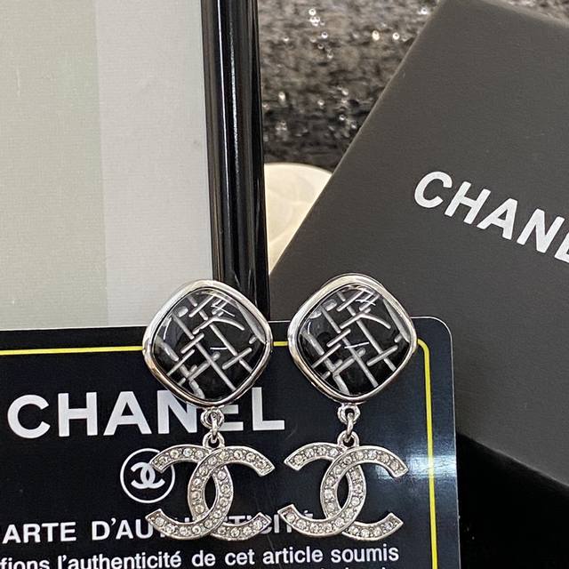 编码E1917 香奈儿耳钉热销款爆上新 Chanel22A巴洛克复古风耳环耳钉 经典钻C搭配黑色◇菱形吊坠，完美结合！ 法式优雅感拉满，精致度满分
