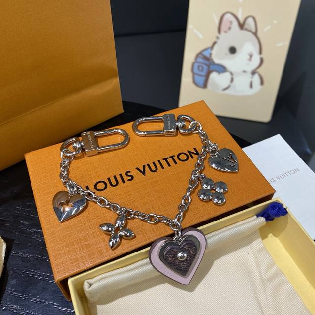 驴家新品新款上新 Lv爱心皮包饰 Louis Vuitton 的经典永恒之作。Lv创意总监Nicolas Ghesquiere为了向经典致敬，不仅推出了以Lv爱