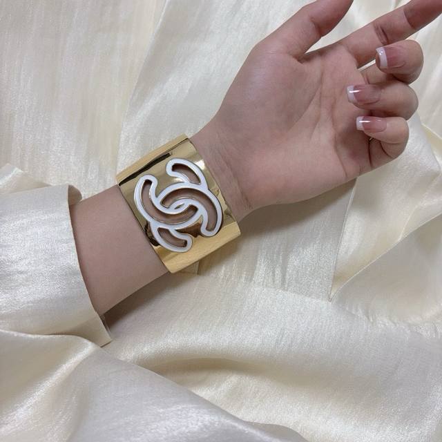 新款Chanel 香奈儿好品质宽版手镯带Logo黑白色开口手镯Bracelet Jewelry 新款厚实手镯 高级定制精致小物件必备 一年四季都可配戴细节中提升