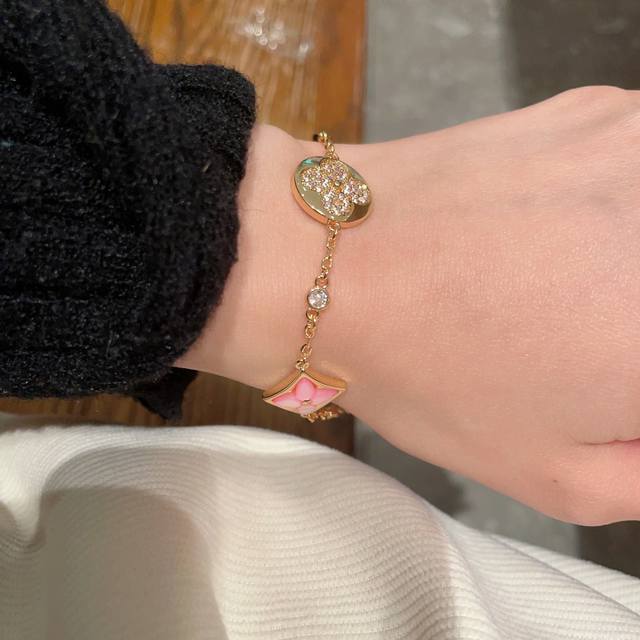 Louisvuitton以 经典花纹图案设计 双花 款设计方式吊坠Lv品牌标志设计，经典标志理念、演绎典雅也流行手链．时尚潮流百搭款．非常抢眼显白、专柜同款 黄