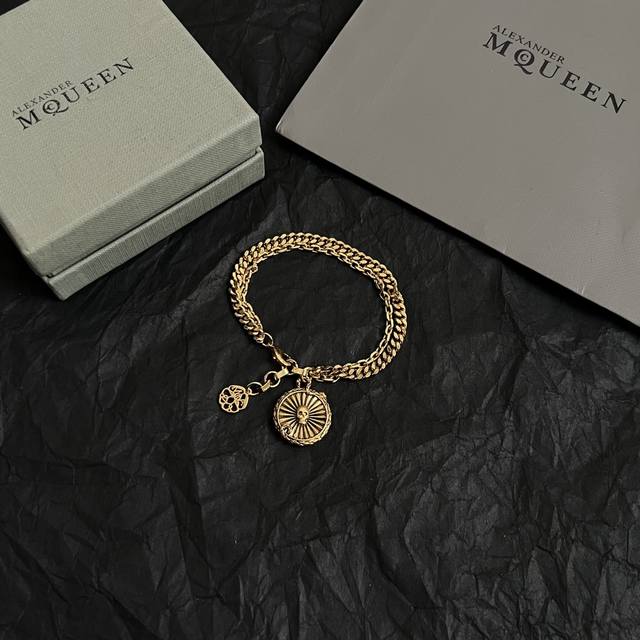 新款Alexander Mcqueen 麦昆 手链 原版定制 骨子里那种叛逆浮夸朋克可内心又向往着美好的焦虑，对美的另一种诠释。