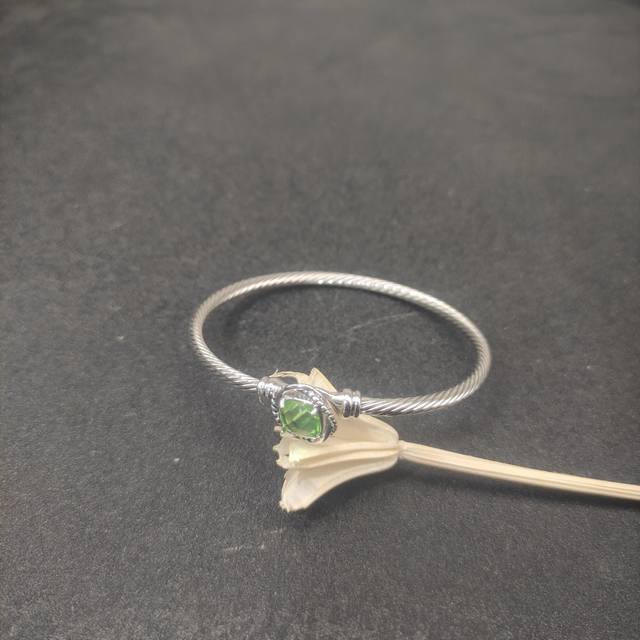 上新 David Yurman 3Mm纽线四方钻绿钻手镯，尺寸17Cm和19Cm两个尺寸，建议适合佩戴的手围15-18Cm