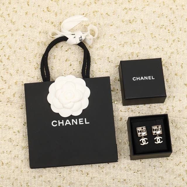 我们出品 Z批 5330量大咨询客Fu Ch Nel方形耳钉 “早春新款”整个系列都要入，火到炸裂，美到窒息，不买真心对不起自己全部采用进口施华洛T方钻，无敌重