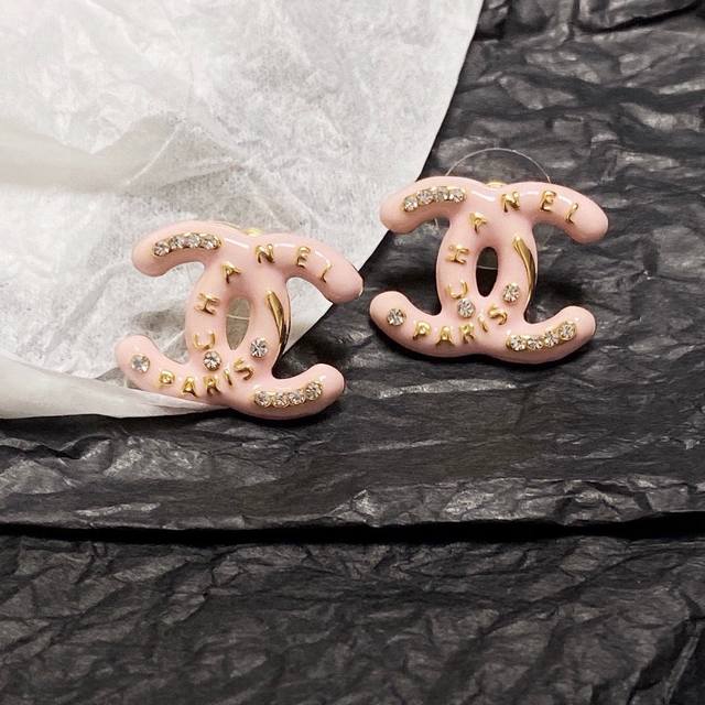 新款小香Chanel粉色镶钻耳钉 热销款 同步专柜 做工精致细腻 重工版本 超级仙女唯美的一款 超级细心无漏洞 媲美Z批 买到就是赚到 耳环一年四季都可佩戴