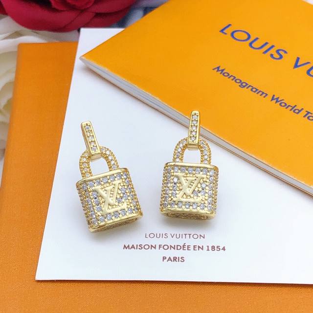 编号Led0031 Lv最新款锁扣耳钉镶钻 一致Z批黄铜材质