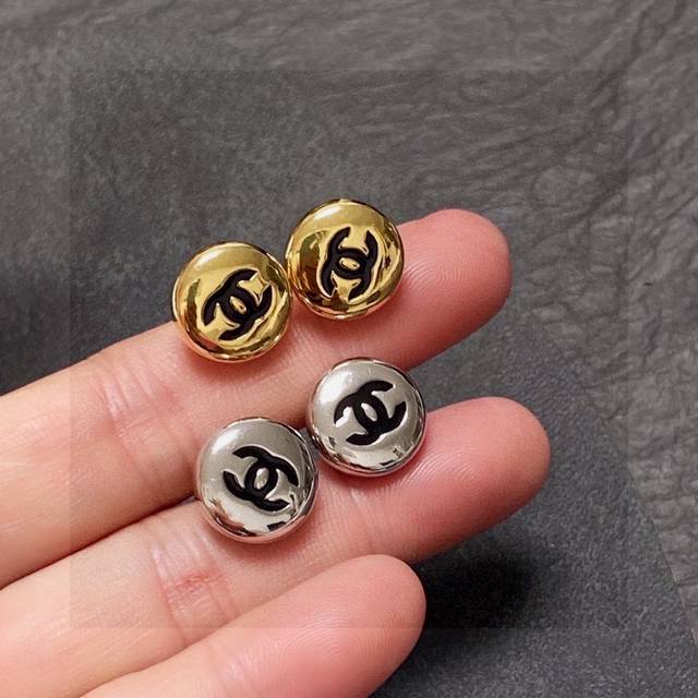 Chanel 小香简约风格小金豆耳钉最近非常火的一款豆豆耳钉这款耳环真的超级美看着设计简单但是佩戴效果好看到爆就连我这种小耳垂的也很Ok Z批黄铜材质 上耳超气