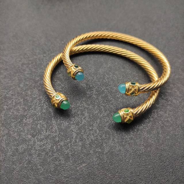 上新 David Yurman 5Mm金色菱角玉髓手镯。有蓝玉髓和绿玉髓两款 建议适合佩戴的手围16-20Cm 编号Dysz-249-250
