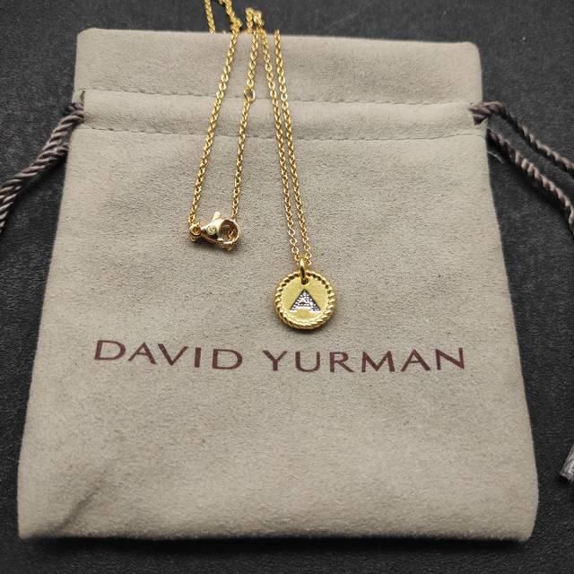 David Yurman 圆牌镶钻字母项链A ，有金色银色两款。长度42+3+3Cm延迟链