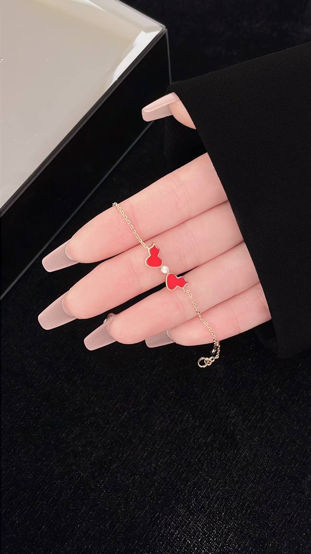 麒*麟中国红双葫芦手链，色泽和专柜拍出来必须一模一样的，非常正的红色。葫芦玫瑰金色红手链，手链尺寸15+1+1Cm，最美中国红，精致麒麟红葫芦，吉祥葫芦吸纳财气
