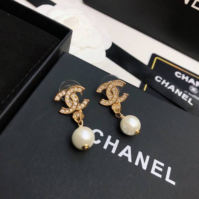 Chanel 专柜最新款同步上新 香奈儿耳钉火热爆款来袭 大牌香奶奶这个品牌在时尚女性当中绝对无所不知都知道它的经典与岁月逢出货必火的一个知名品牌同步专柜正品开