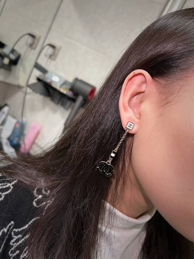 香奈儿耳钉热销款爆上新 一致Zp Chan 24 双C耳钉 超赞的仿牛仔效果！虚线金属勾勒模仿缝线效果！牛仔纹理涂层又酷又飒！牛仔的休闲风格又带着一点点小香独有