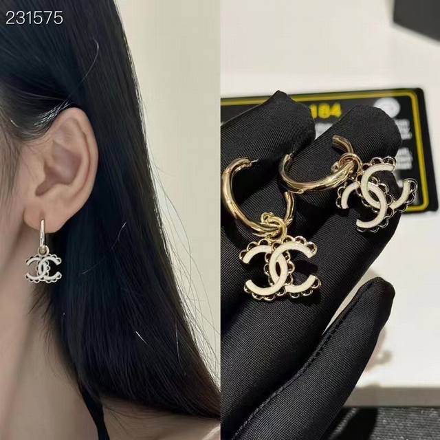 香奈儿耳钉热销爆上新 Chan 24 黑色珐琅花边双C弯钩耳钉 白色细闪双C搭配黑色珐琅小花边，可爱又带点小性感，层次感十足！ 日常佩戴精致又可爱。气质白富美必