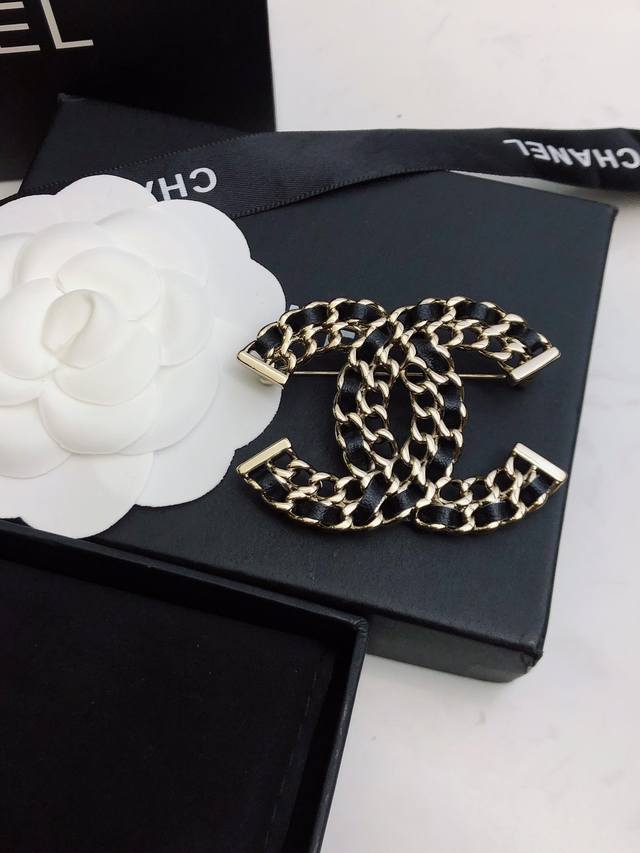Chanel 新款 香奈儿高级黑 麦穗 穿皮Choker 胸针 女神 Alin同款非常推荐 Choker赶紧戴起来 ♀要知道 Choker可以带帽子西装多种佩戴