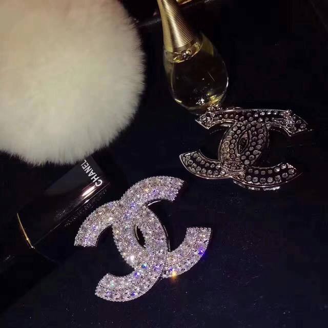 Chanel 秋冬新款胸针只为女人的香奈儿总有一款是你的心头好高贵华丽的设计意大利进口五金 自购原版打造 妥妥的明星名媛必备单品搭配各色礼裙连衣裙正装 优雅出行