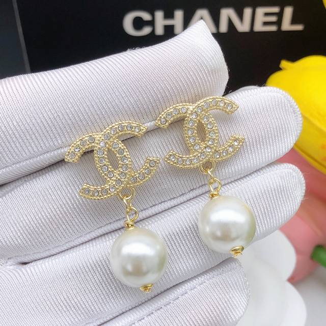 编号Xed0041 Chanel 小香双C 吊珍珠镶钻金色耳钉 经典 新款 简约百搭 甜美气质 原版一致黄铜材质搭配。 925银针 防过敏处理