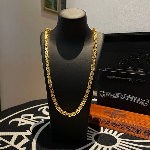 新款 专柜品质 Chrome Hearts克罗心 黄金色经典复古多元素项链 凹凸造型不同的花纹设计风格 呈现出与众不同 十字架 童军花是克罗心的志 所以更经久不