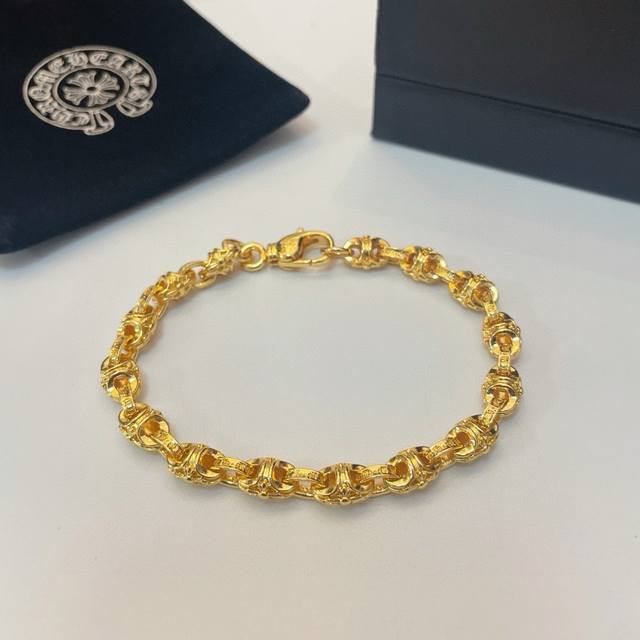 新款 专柜品质 Chrome Hearts克罗心黄金色经典复古手链 凹凸造型不同的花纹设计风格 呈现出与众不同 十字架 童军花是克罗心的志 所以更经久不衰 正品
