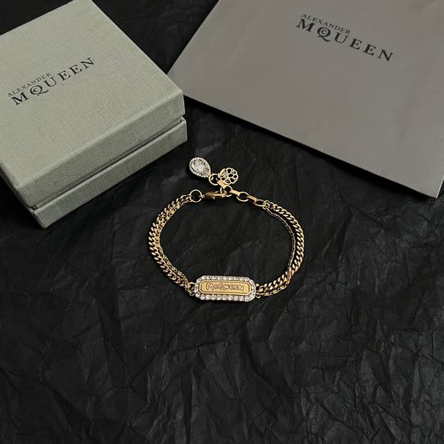 新款Alexander Mcqueen 麦昆 手链 原版定制 骨子里那种叛逆浮夸朋克可内心又向往着美好的焦虑，对美的另一种诠释。
