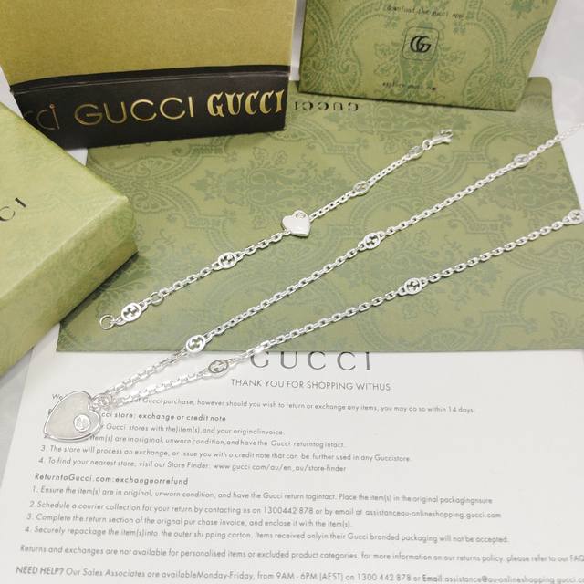 Gucci这款吊坠以爱心行状为背景 融合镂空效果的互扣式双G图案和珍珠母效果珐琅材质 诠释了这款试图突破传统时尚束缚的渴望 精致繁复的细节与透明手法相结合 將G