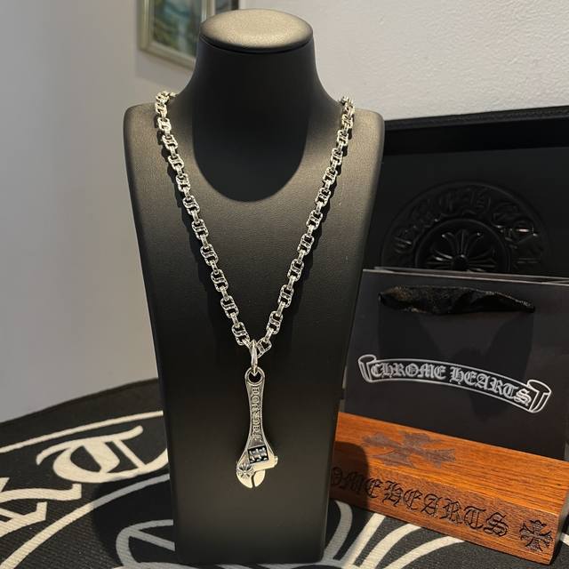 新款 专柜品质 Chrome Hearts克罗心字母项链 十字花扳手吊坠 凹凸造型不同的花纹设计风格 呈现出与众不同 十字架 童军花是克罗心的志 所以更经久不衰