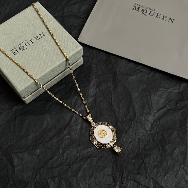 新款Alexander Mcqueen 麦昆 项链 原版定制 骨子里那种叛逆浮夸朋克可内心又向往着美好的焦虑，对美的另一种诠释。 长度：76厘米