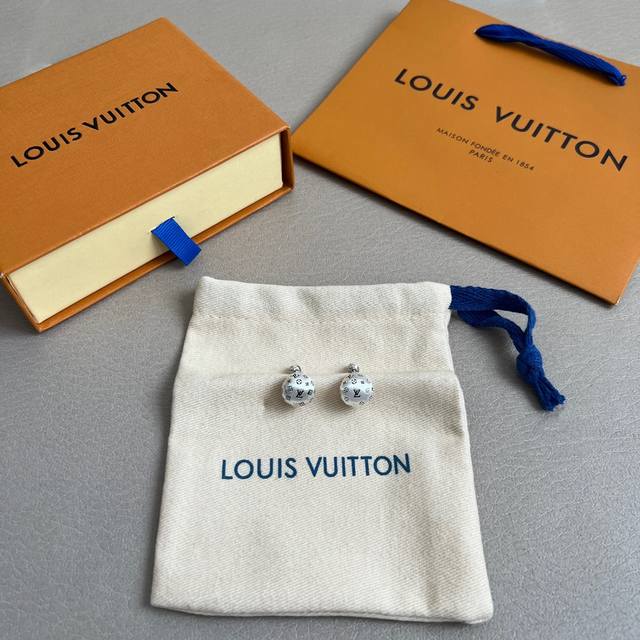 Lv耳钉原版制作、原单货！每一个细节媲美专柜正品，业内仅此一家全世界专柜自购正品打版，这样才能把首饰打造得这么用心完美。随意出入海关与专柜无压力放心戴出去让您成