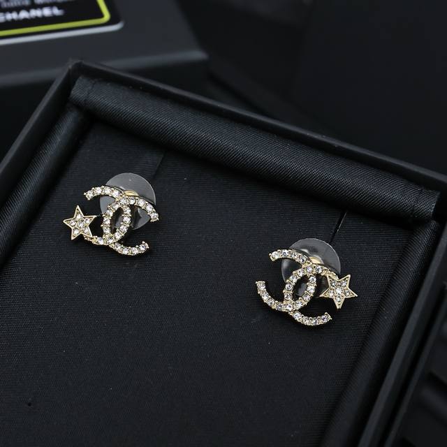 Chanel满钻星星耳钉 非常适合日常搭配吖 这款星星耳钉比普通双C很好精致一些 很独特的设计精致又百搭呀