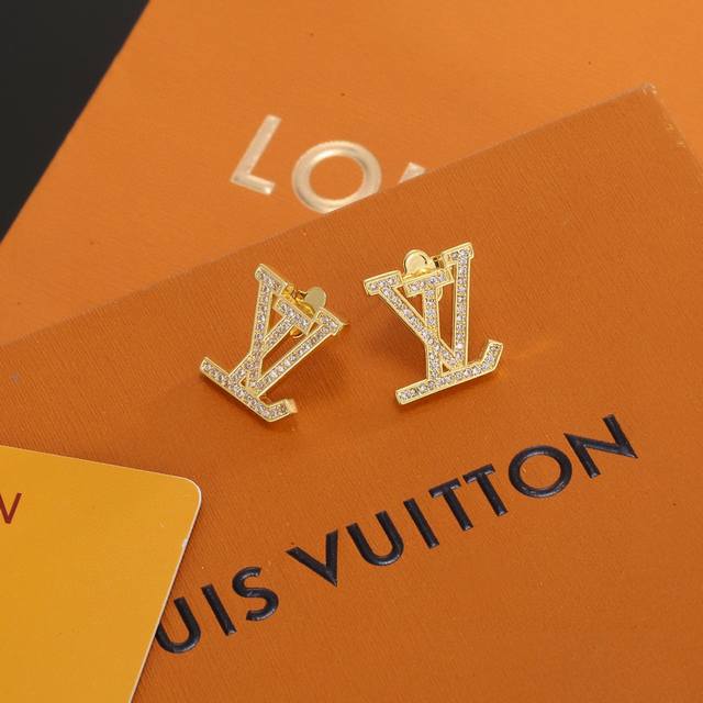 路易威登字母耳钉 秉承精湛匠艺 抛光色泽成就经典 Lv 字母的自然化身，流露品牌格调 明星同款 经典百搭 耳钉