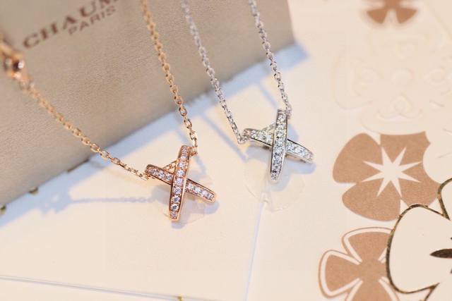 尚美巴黎Chaumet Liens系列 交叉 项链 独特的扣子交叉设计象征着爱的紧密和缠绵 流畅而不失细节 时尚中透露出优雅 继承Chaumet独有的皇室血统