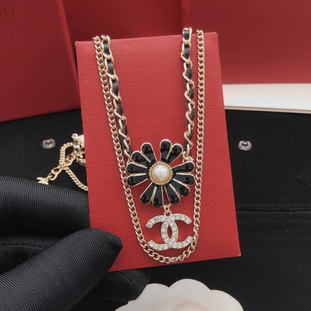 Ch*Nel最新款皮革花朵项链 一致Zp黄铜材质 今日新品暗黑小雏菊 新款黑色珐琅花朵珍珠双C皮穿链项链 皮穿链与金属链条的双层设计 让佩戴方式多了几种可能 超