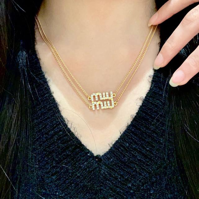 Miu Miu 满钻字母项链 M真的太懂女人了