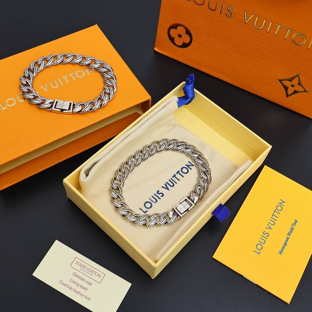 爆款Lv手链 Lv做旧手链Louis Vuitton 路易威登 专柜一致材质 火爆款出货 设计独特 复古前卫。手镯精工版 从上市以来一直深受Mm喜爱每一种颜色都